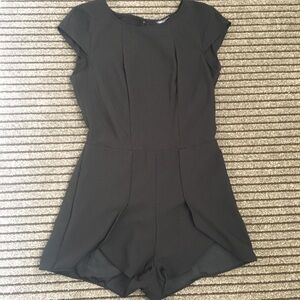 guess black cap sleeve tulip romper